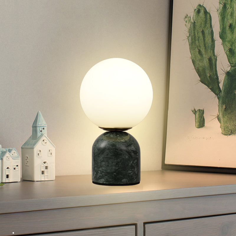 Globe - Bordlampe med moderne nordisk glasskule