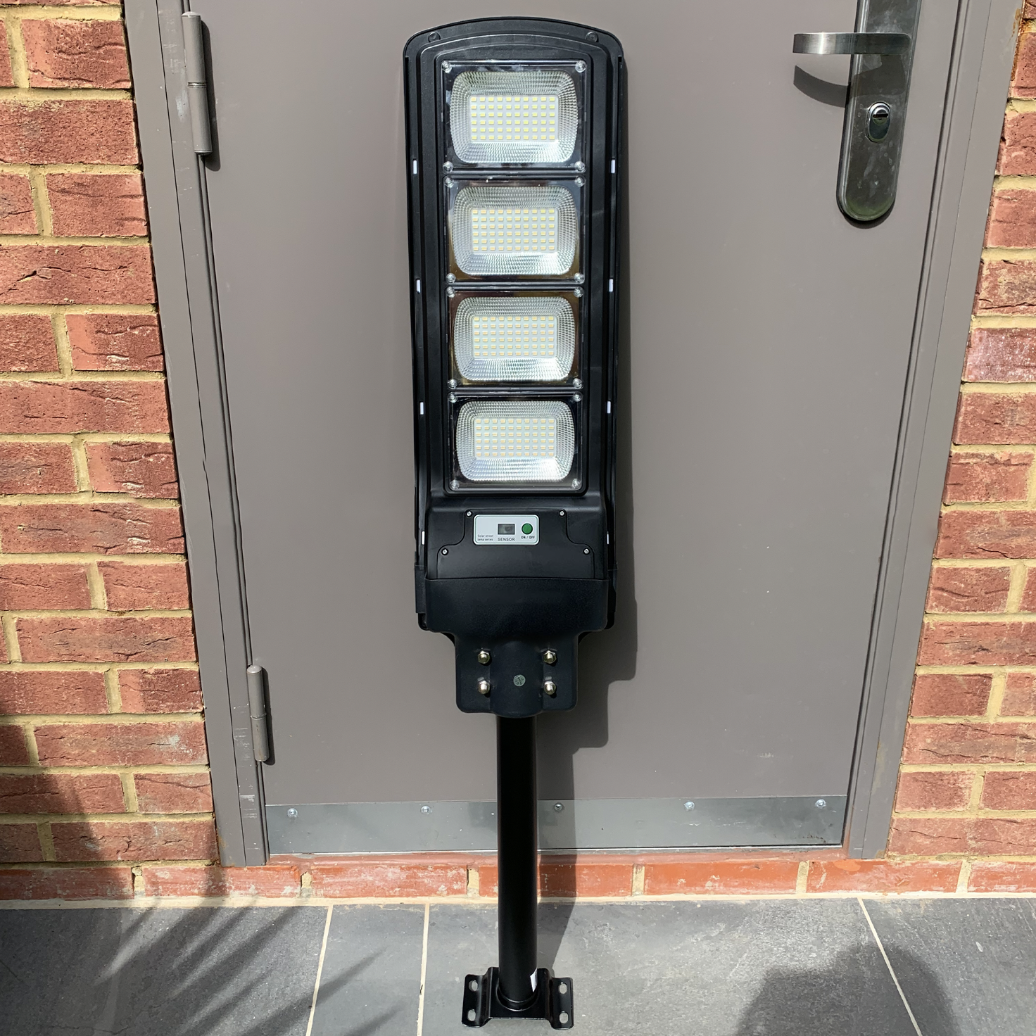 IlluminateSolarMega™ - Den ultimate 450W/6500 lumen ultra-lyssterke solcelle-gatelyset (Pakketilbud)