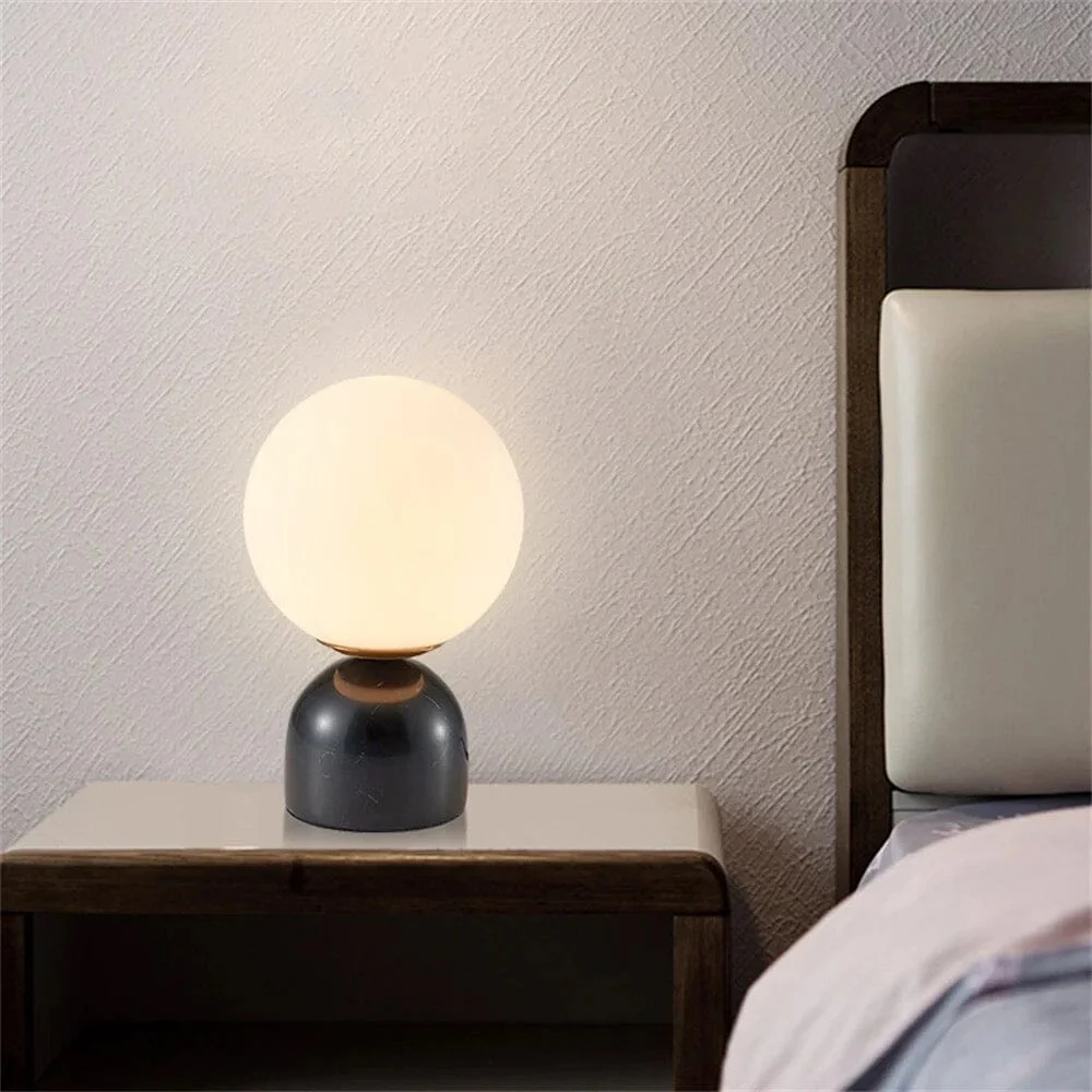 Globe - Bordlampe med moderne nordisk glasskule