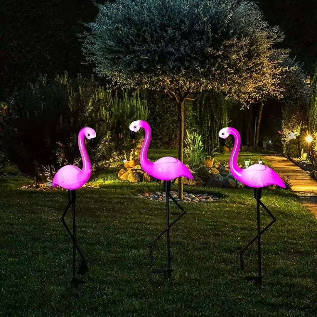 FlamingoGlow - solcelledrevet LED-lampe med flamingo på plenen