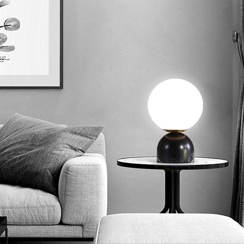 Globe - Bordlampe med moderne nordisk glasskule