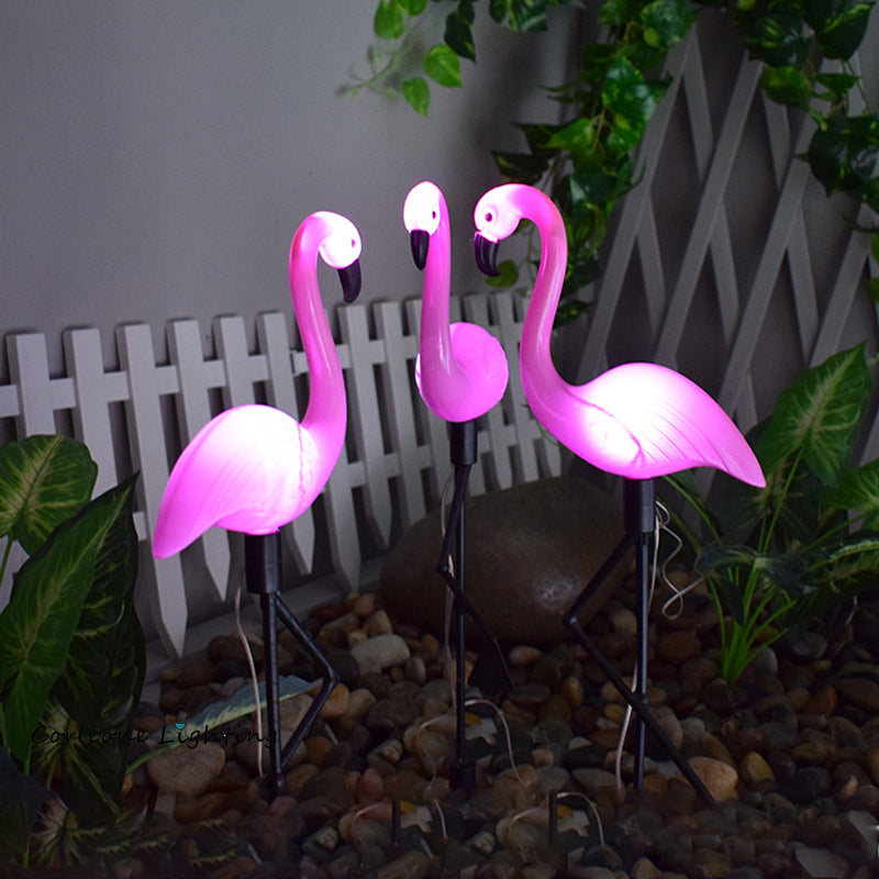 FlamingoGlow - solcelledrevet LED-lampe med flamingo på plenen