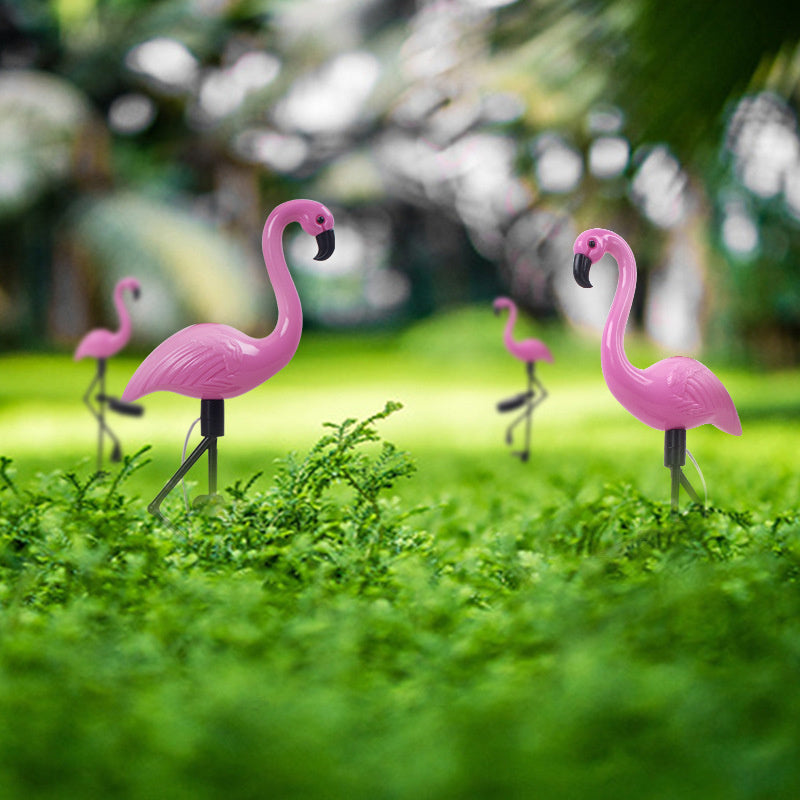 FlamingoGlow - solcelledrevet LED-lampe med flamingo på plenen