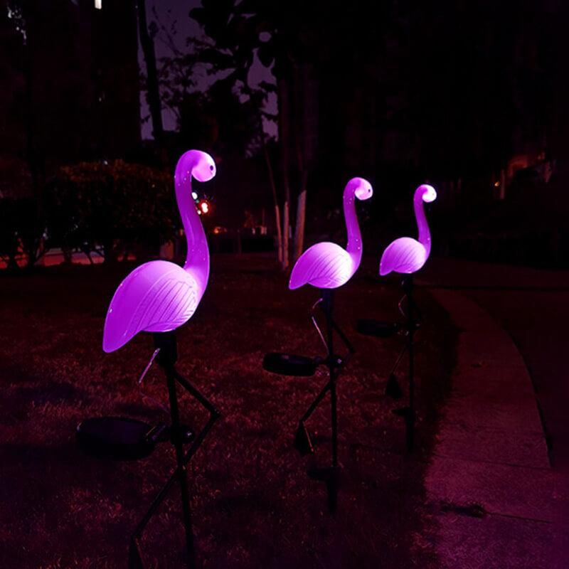 FlamingoGlow - solcelledrevet LED-lampe med flamingo på plenen