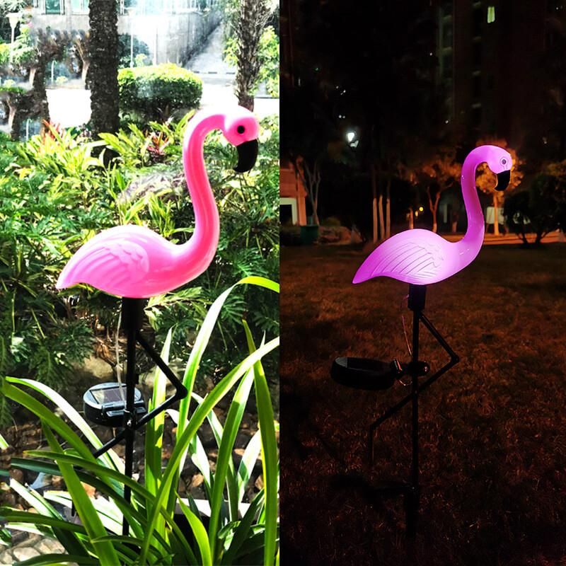 FlamingoGlow - solcelledrevet LED-lampe med flamingo på plenen