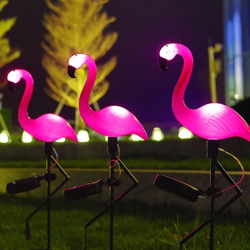 FlamingoGlow - solcelledrevet LED-lampe med flamingo på plenen